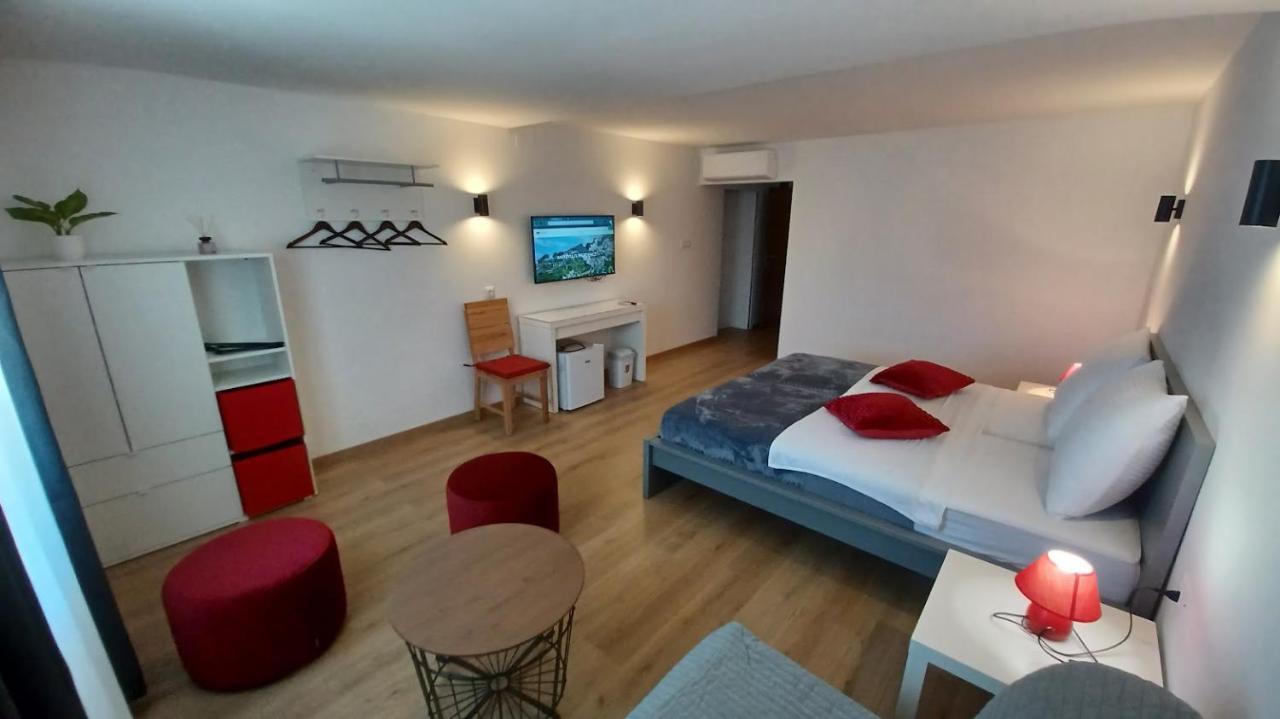 Amaryllis Residence, Apartment Diana & Deluxe Rooms With Shared Kitchen Veli Lošinj Exteriör bild