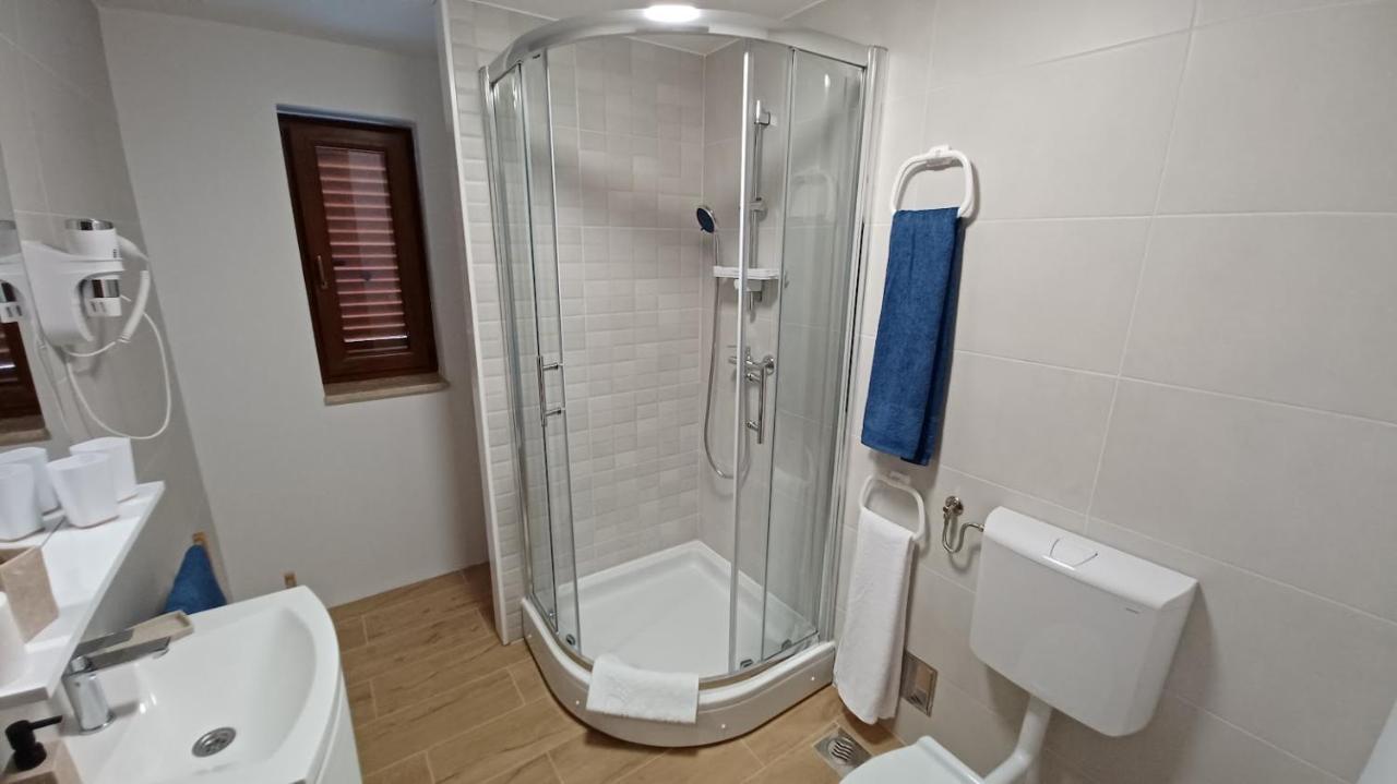 Amaryllis Residence, Apartment Diana & Deluxe Rooms With Shared Kitchen Veli Lošinj Exteriör bild